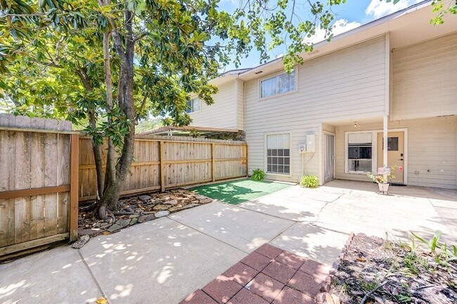 Building Photo - 7965 Kendalia Dr