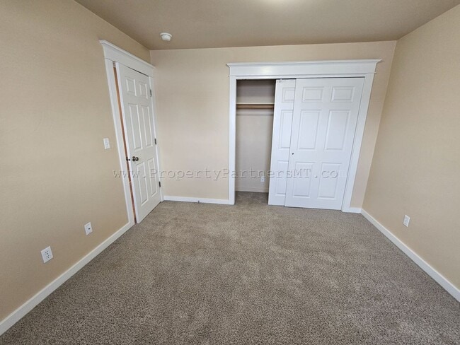 Building Photo - Very Nice - 3 Bed 2.5 Bath Townhouse