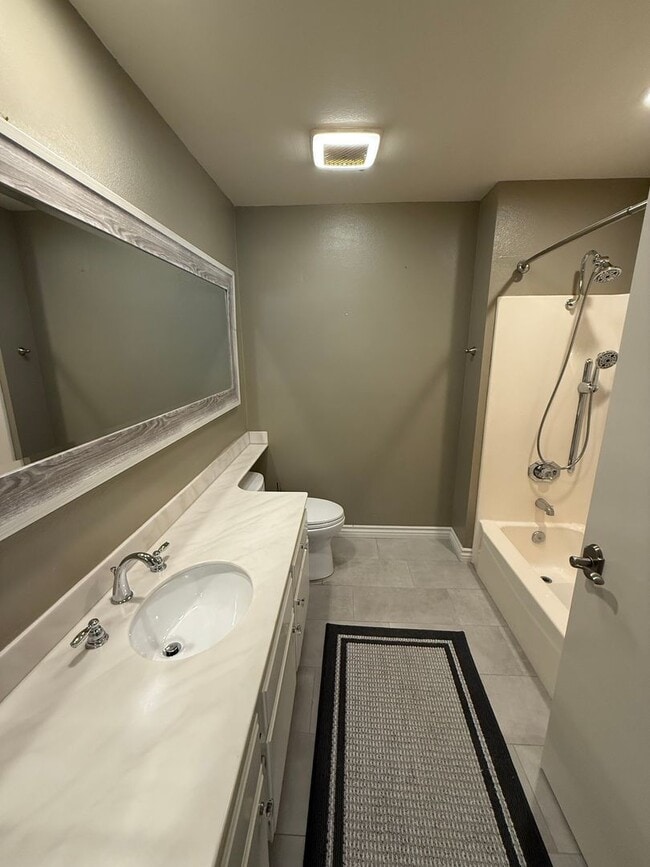 Building Photo - Spacious 3-Bed, 2-Bath End-Unit Townhome w...