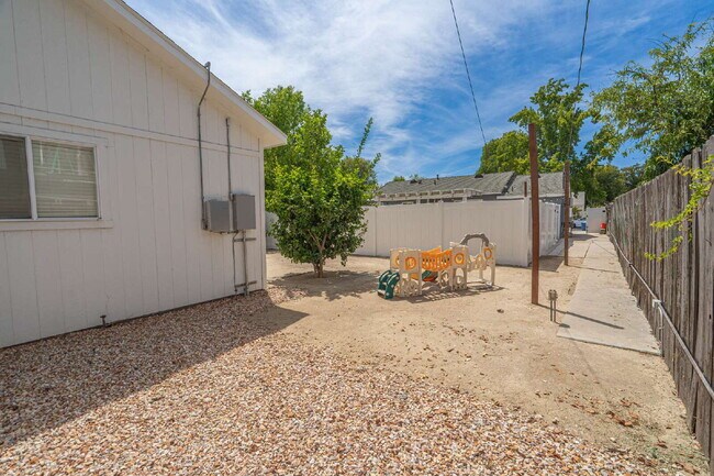 Building Photo - Studio ADU – Private Yard & Modern Finishes!