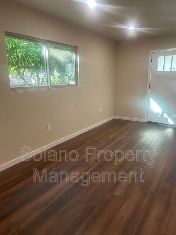 Building Photo - 415 4th St