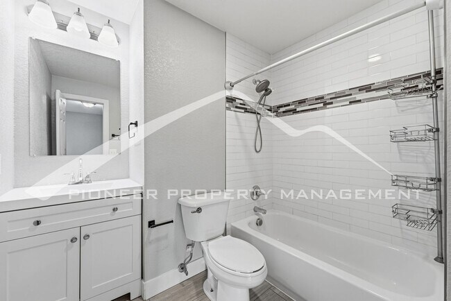 Building Photo - Spacious Townhouse with Washer/Dryer and Central AC