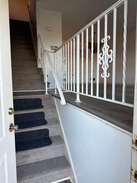 Building Photo - 235 Vista Dr