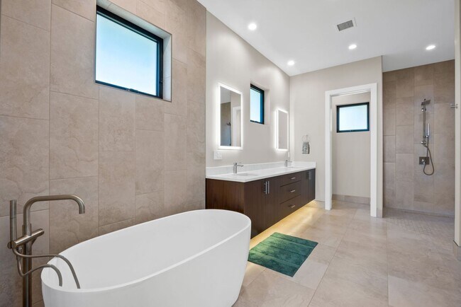 Building Photo - Luxury Ocean View Estate with Infinity Poo...