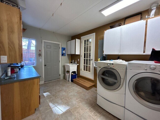 Building Photo - Country Living In The City - 3 Bedroom / 2 Bathroom Home on a Large Corner Lot