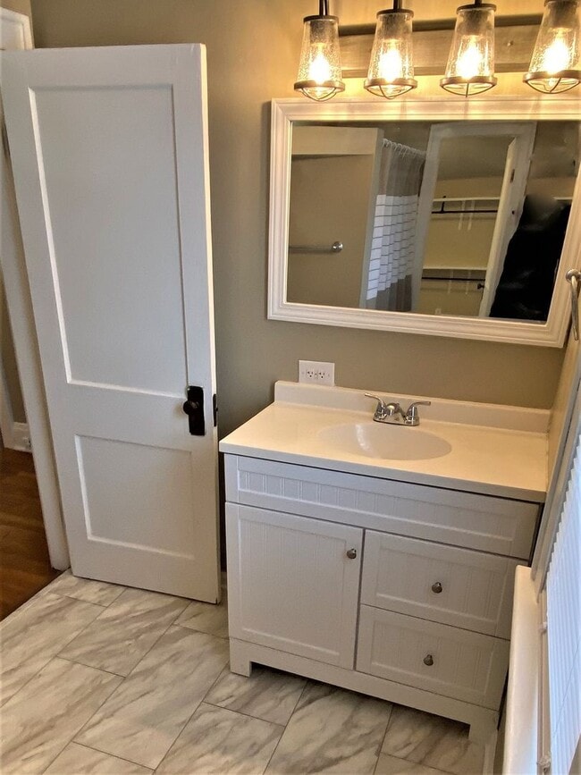 Building Photo - 3 Bedroom House - Grandview Area