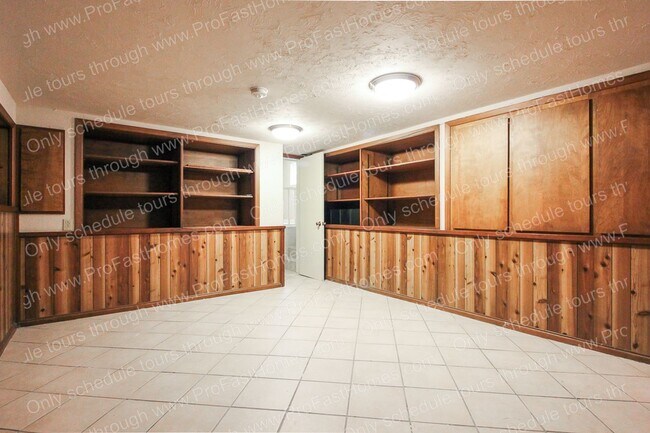 Building Photo - 7840 SW West Slope Dr