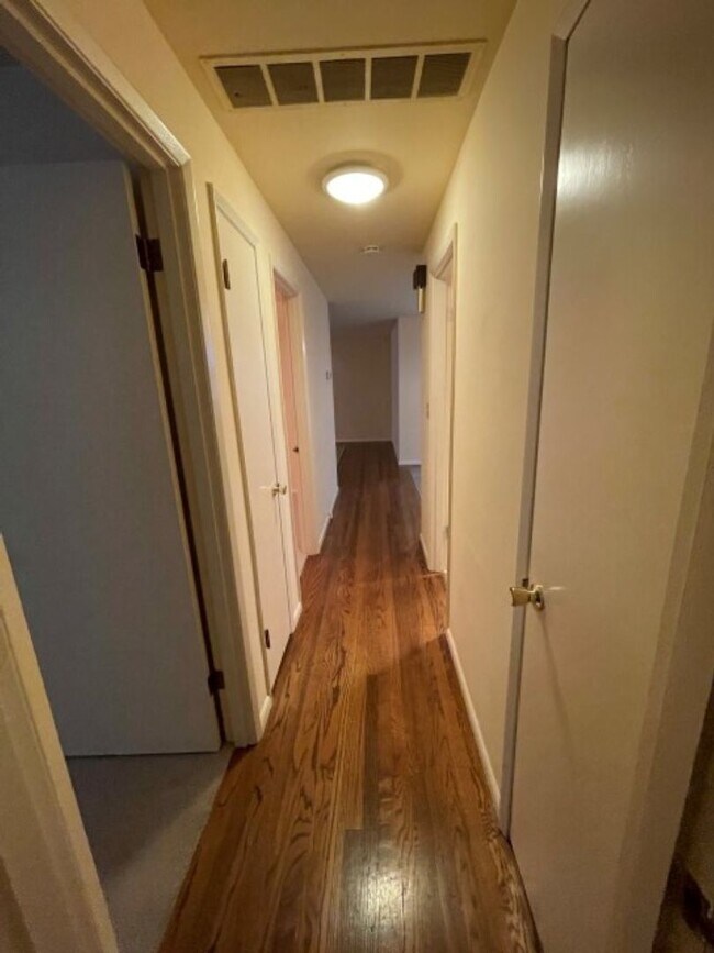 Building Photo - 3Bd/1.75Ba Shoreline House