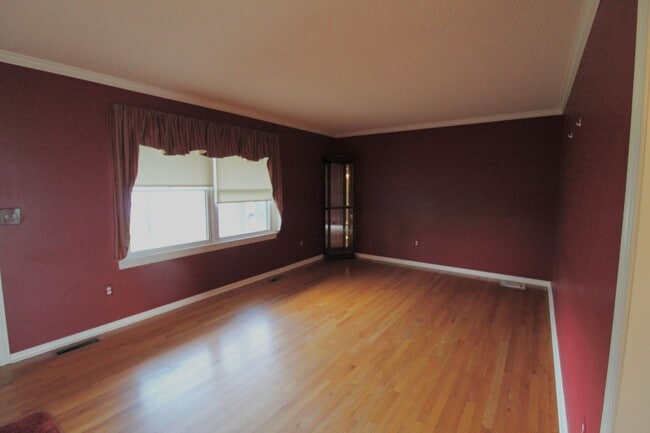 Building Photo - For Rent: Spacious Ranch-Style Home with S...