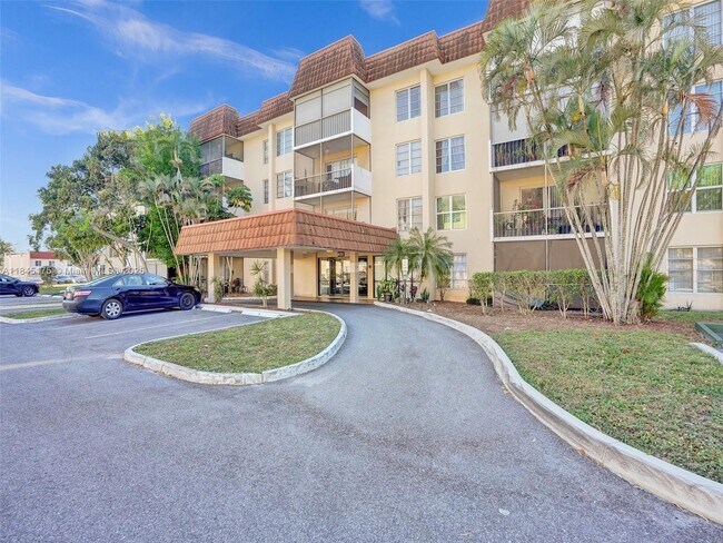 Building Photo - 4152 Inverrary Dr