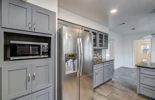 Building Photo - 674 Ravensworth Dr