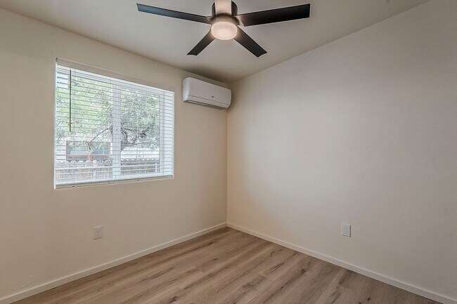 Building Photo - 1625 E 8th St