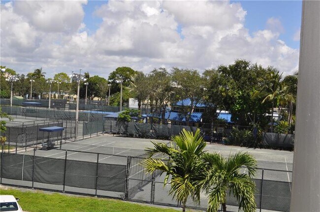 Building Photo - 615 NE 12th Ave