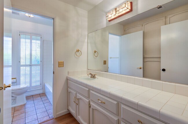 Building Photo - 1067 W Sierra Ave