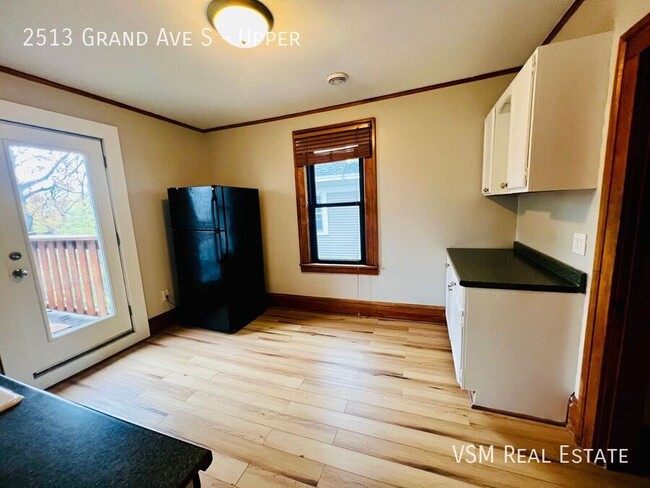 Building Photo - AVAILABLE NOW! Spacious 3 Bed, 1 Bath Uppe...