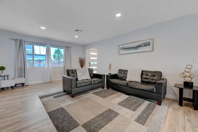 Building Photo - Fully Furnished or Unfurnished 3 BR / NO HOA