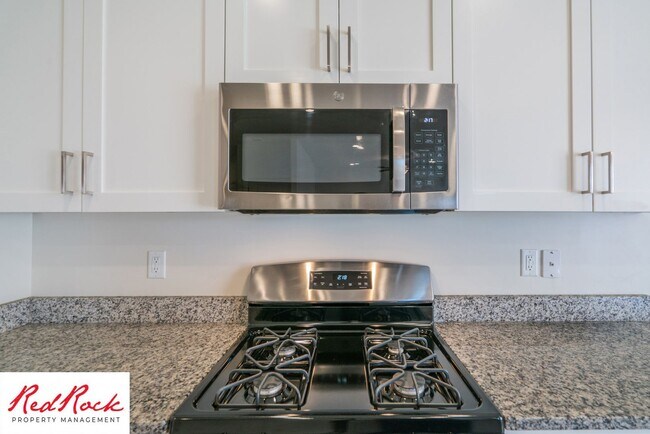 Building Photo - Modern Townhome in Desirable Hurricane Hei...