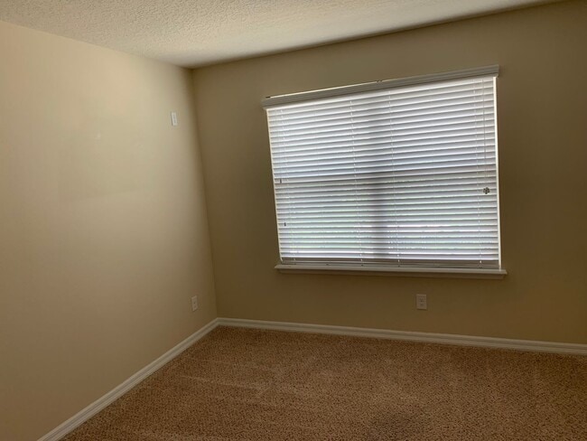 Building Photo - 3 Bedroom, 2.5 bath townhome n Windermere,...