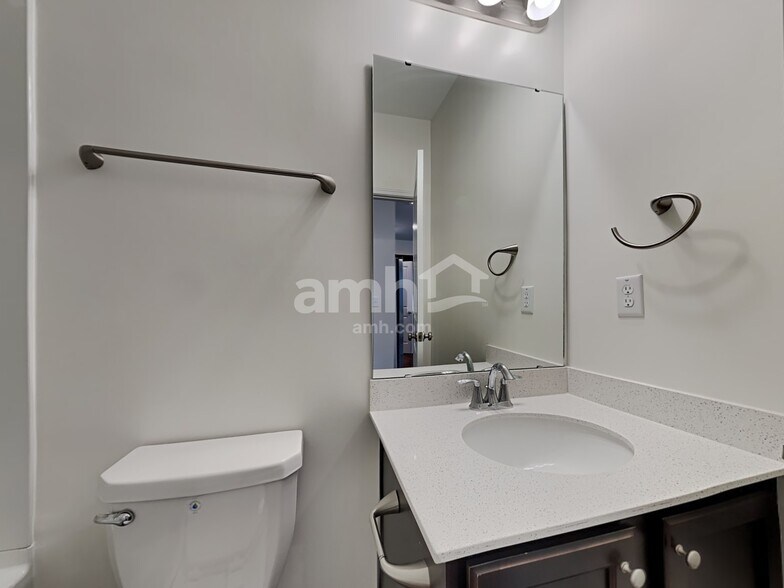 Building Photo - 116 Thatchet Dr