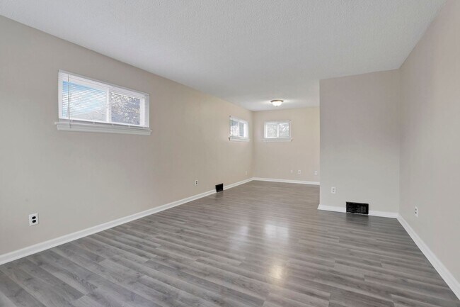 Building Photo - 898-900 Racine Ave