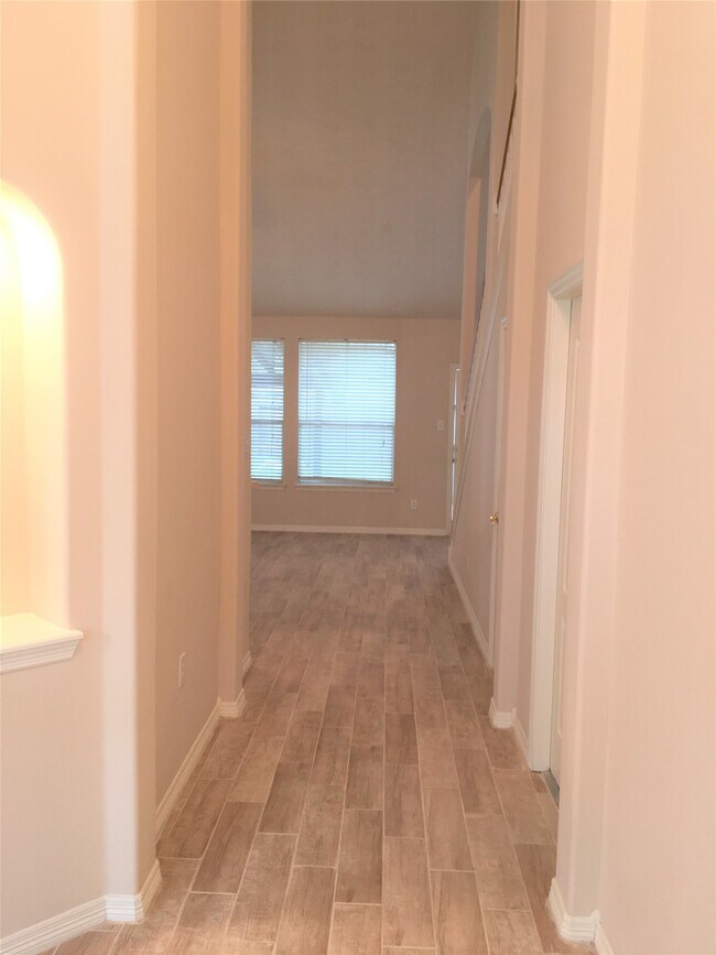 Building Photo - 2214 Valley View Crossing