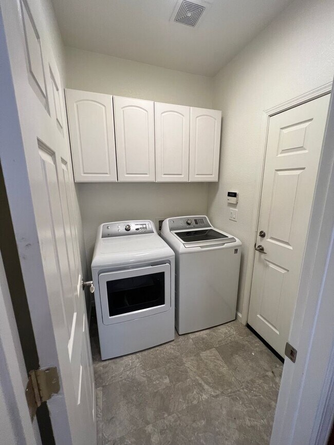 Building Photo - Three Bedroom Two Bath Stanford Ranch Home