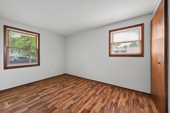 Building Photo - 114 S Willow Ln