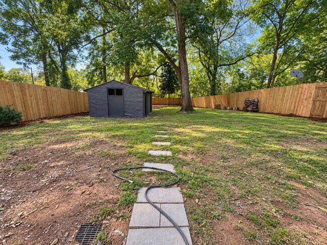 Building Photo - 236 Pinewood Ave