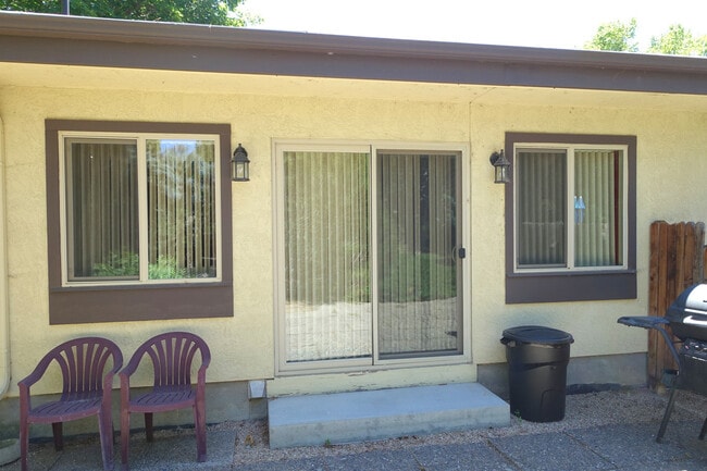 Building Photo - Updated Condo in Park-Like Setting