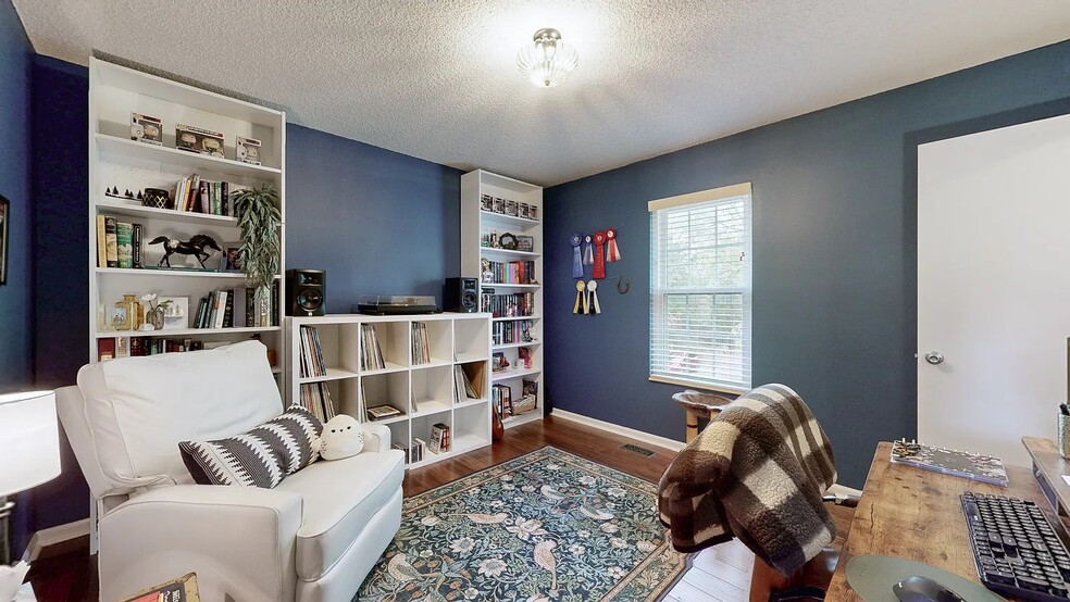 Building Photo - 604 Old Lebanon Dirt Rd