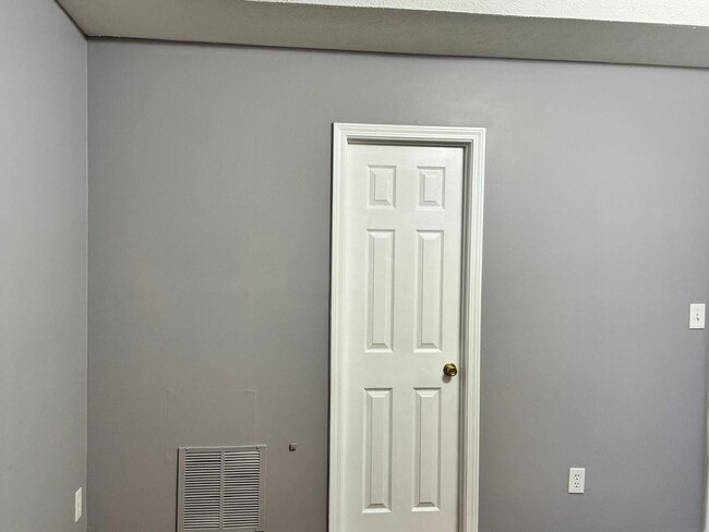 Building Photo - 4262 Apache Dr SE