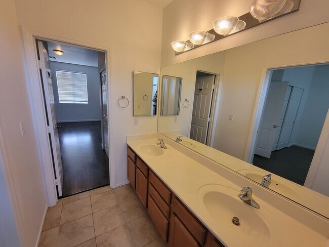 Building Photo - AWESOME HEDERSON GATED COMMUNITY TWO STORY