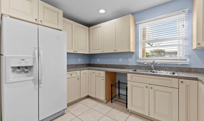 Building Photo - 141 NE Naranja Ave