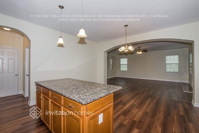 Building Photo - 1420 Bottle Brush Ln