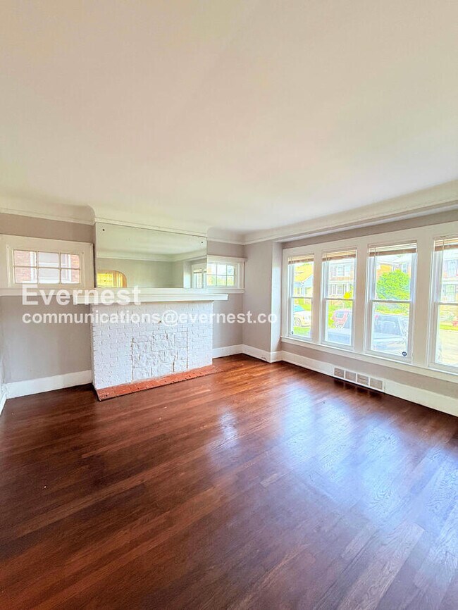 Building Photo - 3 Bed, 1 Bath Home with Fenced Yard / Vouchers Accepted / Available Now!