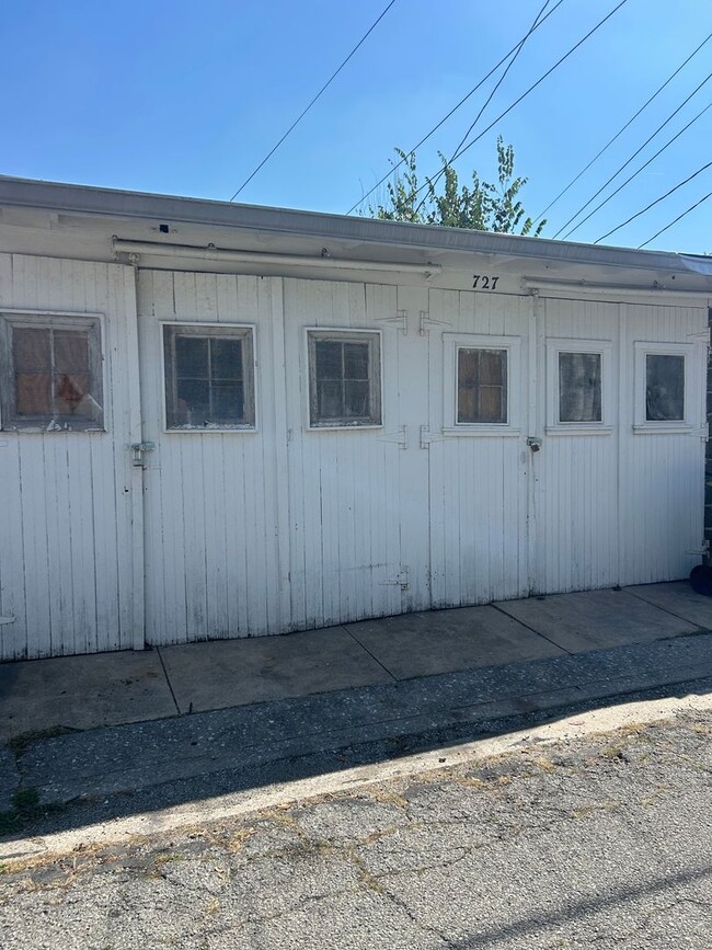Building Photo - 727 Linden Ave