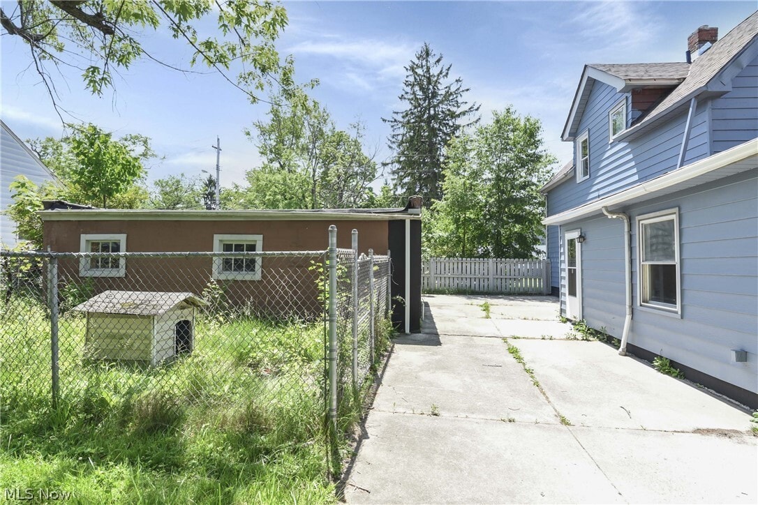 Building Photo - 15413 Raymond St
