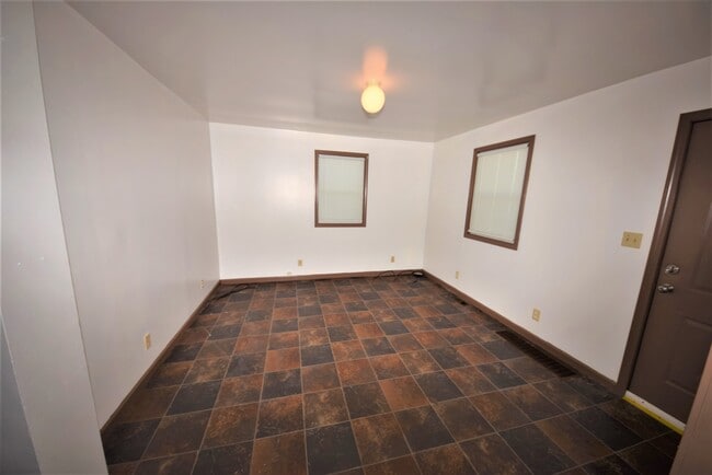 Building Photo - 2 bedroom HOUSE For RENT