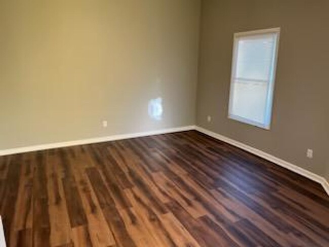 Building Photo - Newly renovted 3 bedroom Close to U of L a...