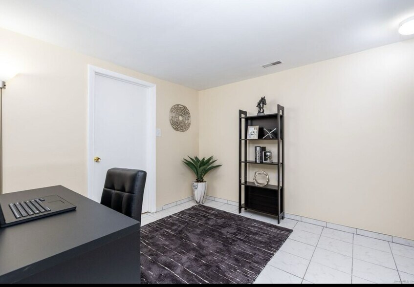 Building Photo - 47 Conestoga Way