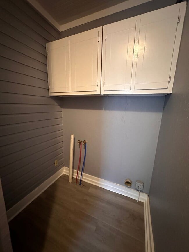 Building Photo - Freshly Remodeled 3 Bedroom / 1 Bathroom Home