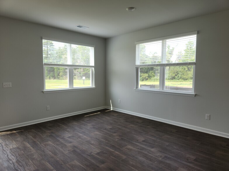 Building Photo - 321 Bluebell Way