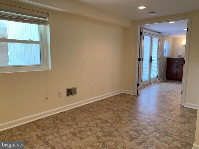 Building Photo - 1334 Mayflower Dr