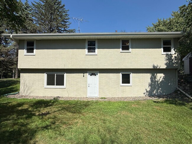 Building Photo - Remodeled 5BR/2BA Walkout Rambler Near Fish Lake Available Now! Lawn care Included!
