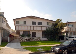 Building Photo - 8526 Saturn St