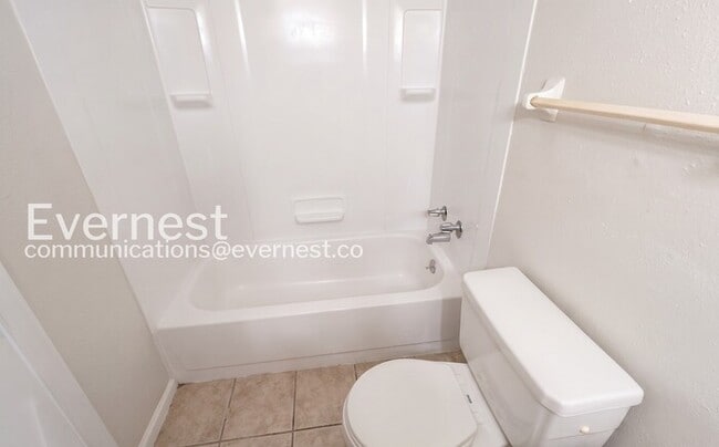 Building Photo - 2 Bed, 2 Bath Condo with Modern Amenities / Pet-Friendly / Available Now!