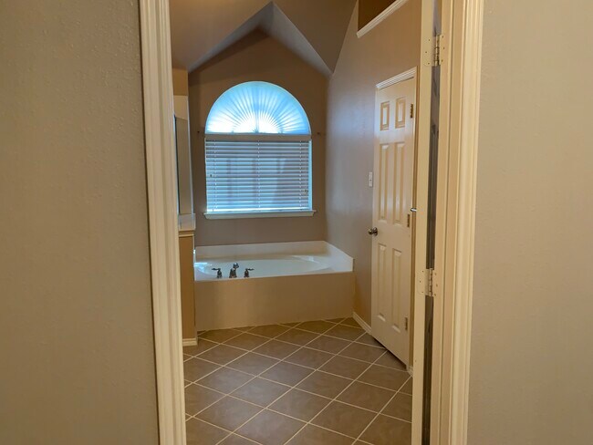 Building Photo - 2031 Trail Gln