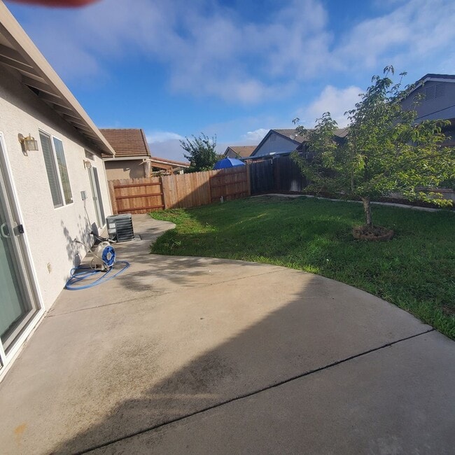 Building Photo - Updated 3bed/2bath home in Churchhill Downs