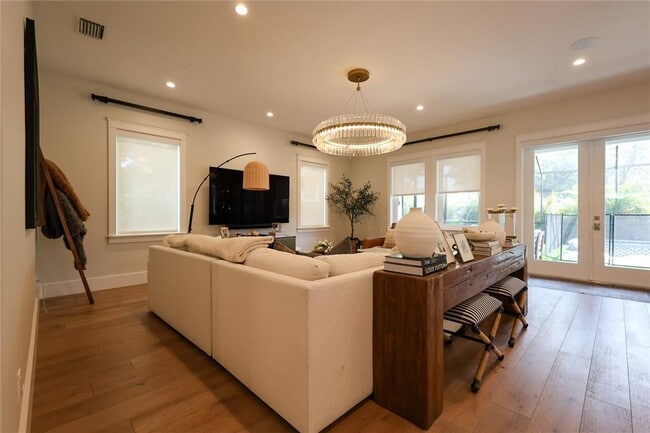 Building Photo - 2402 W Parkland Blvd