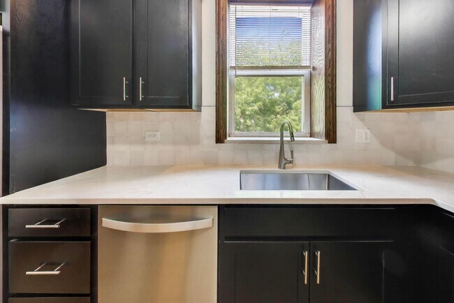 Building Photo - 858 N Wolcott Ave